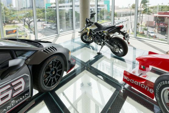 Glass Floor in showrom automobile
