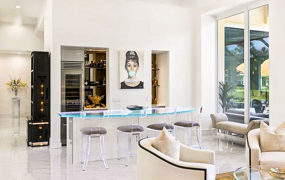 Naples modern home bar design ideas